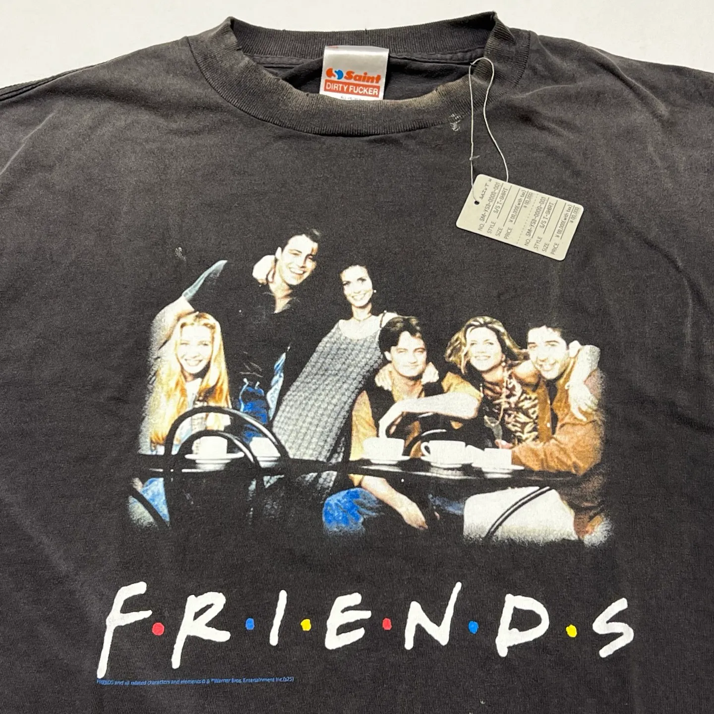 SAINT Mxxxxxx × FRIENDS FRD_SS TEE/FRIENDS/BLK Friends co-branded TEE. Black stills TEE. Washed black S-XL. The ceiling of American dramas. A must-have for sentiment. Asut ready-to-wear wash water and distressed treatment. Domestic top printing factory. God restored. Correct accessories. Friends co-branded wash.